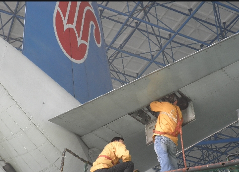 對飛機(jī)進(jìn)行維護(hù)保養(yǎng)一定要佩戴防墜器